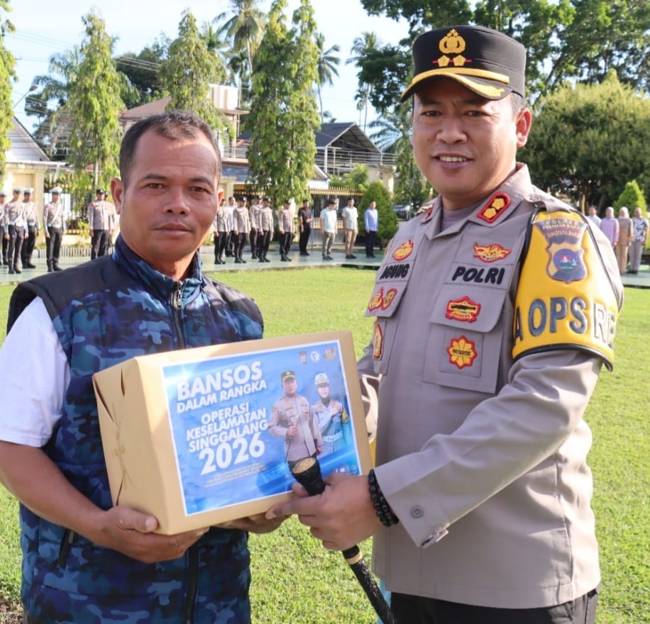 Kapolres Pasaman Barat AKBP Agung Tribawanto menyerahkan paket Bansos usai apel bersama pengemudi ojek online di halaman Mapolres setempat, Kamis (12/02/2026). 