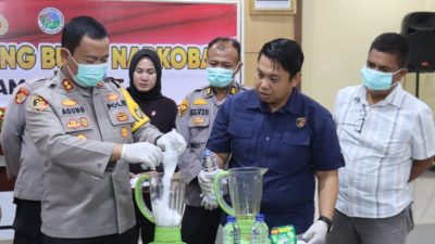 Kapolres Pasaman Barat AKBP Agung Tribawanto didampingi Kasat Resnarkoba Iptu Andhika melakukan pemusnahan 562,16 gram dari total berat kotor 636,87 gram Narkotika jenis Sabu, hasil pengungkapan kasus pada Operasi Antik Singgalang 2026.