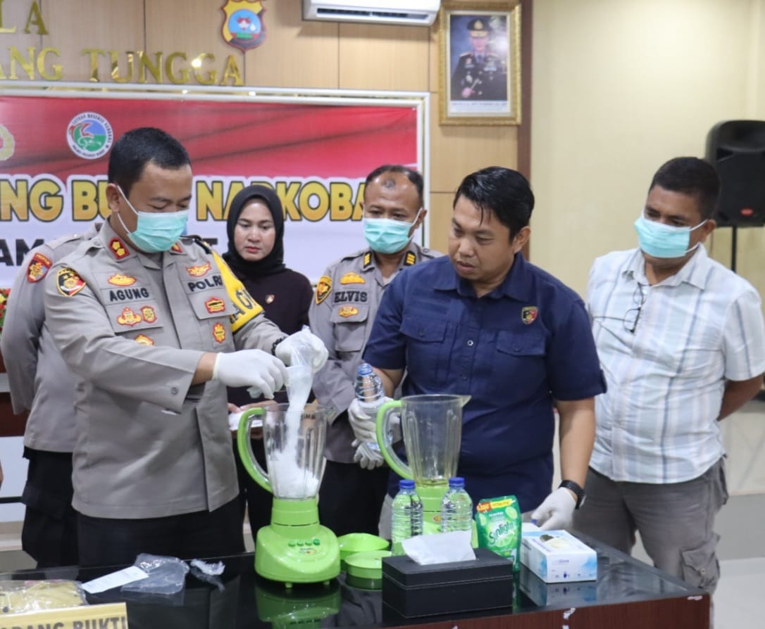 Kapolres Pasaman Barat AKBP Agung Tribawanto didampingi Kasat Resnarkoba Iptu Andhika melakukan pemusnahan 562,16 gram dari total berat kotor 636,87 gram Narkotika jenis Sabu, hasil pengungkapan kasus pada Operasi Antik Singgalang 2026.