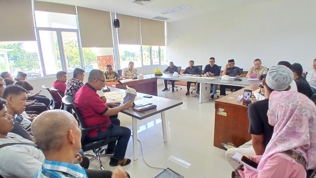 Pedagang Selasar Pasarraya saat beraudiensi dengan Komisi II DPRD Kota Padang