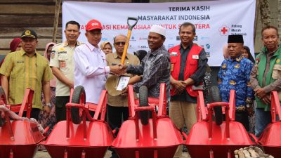Ketua PMI Pasaman Barat H. Risnawanto menyerahkan bantuan NFI kepada masyarakat di Jorong Baru Gunung, Nagari Seberang Kenaikan Kecamatan Gunung Tuleh.