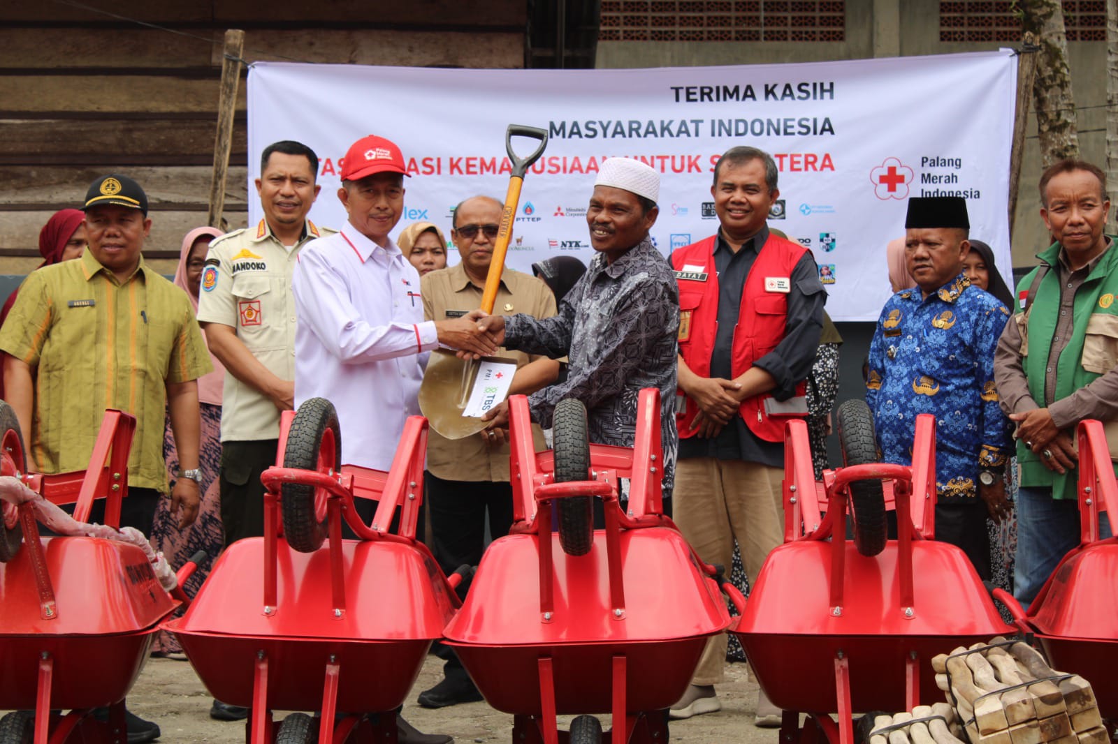 Ketua PMI Pasaman Barat H. Risnawanto menyerahkan bantuan NFI kepada masyarakat di Jorong Baru Gunung, Nagari Seberang Kenaikan Kecamatan Gunung Tuleh.