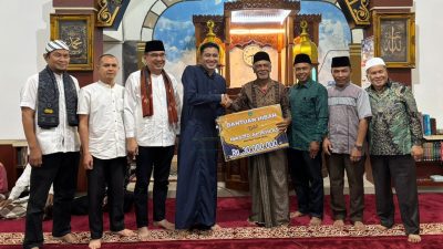 Ketua DPRD Kota Padangpanjang Imbral, SE bersama Tim 3 Safari Ramadan Kota Padangpanjang menyerahkan bantuan kepada pengurus Masjid Al Ikhlas Tanah Hitam, Jum’at (27/02/2026)