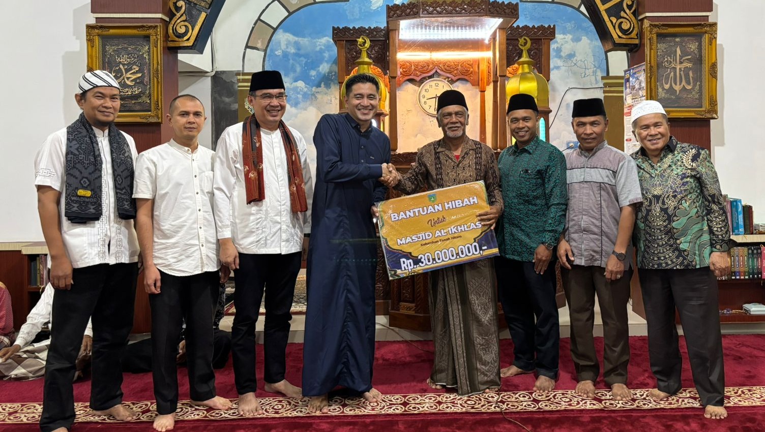 Ketua DPRD Kota Padangpanjang Imbral, SE bersama Tim 3 Safari Ramadan Kota Padangpanjang menyerahkan bantuan kepada pengurus Masjid Al Ikhlas Tanah Hitam, Jum’at (27/02/2026)