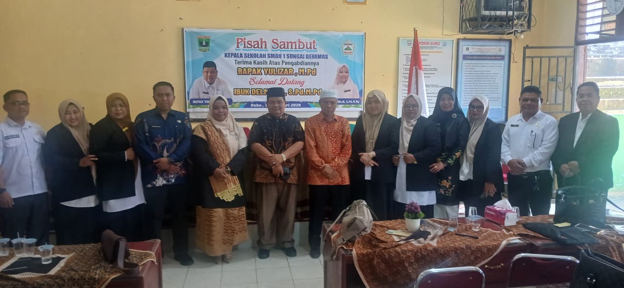 Kepala SMAN 1 Sungai Beremas Delmia, S.Pd., M.Pd bersama perwakilan Kacabdin Wilayah IV dan majelis guru usai serah terima jabatan, Rabu (18/02/2026).