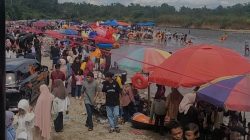 Ribuan warga dari berbagai penjuru di Kapur IX, Limapuluh Kota, tumpah ruah memadati Pantai Lubna tepian Sungai Batang Kapur, hari terakhir sebelum Ramadan 1447 H. Mereka berkumpul untuk melaksanakan tradisi tahunan Potang Balimau dalam rangka menyambut bulan suci Ramadan.