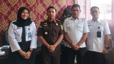 Kasi Pidum Kejari Padangpanjang, Fajar Tri Kusuma Aji, SH, melakukan pertemuan koordinasi strategis dengan Kasubsi Pelayanan Tahanan Rutan Kelas II B Padangpanjang, Ricky Afriwandi Lubis, SE, Kamis (19/02/2025),