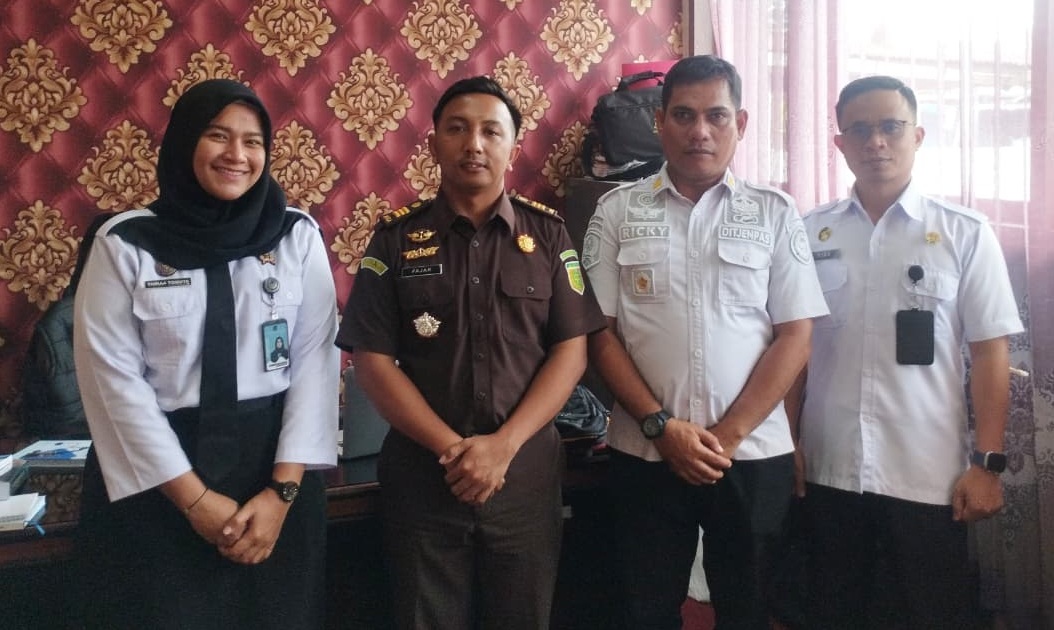 Kasi Pidum Kejari Padangpanjang, Fajar Tri Kusuma Aji, SH, melakukan pertemuan koordinasi strategis dengan Kasubsi Pelayanan Tahanan Rutan Kelas II B Padangpanjang, Ricky Afriwandi Lubis, SE, Kamis (19/02/2025),