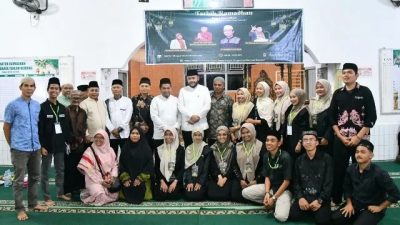 Wali Kota Padang Fadly Amran bersama Anggota DPRD Kota Padang, Rafdi pada kegiatan kegiatan Tahrib Ramadan 1447 Hijriah di Masjid Darul Ishlah Limau Manis, Pauh,  Minggu (15/2/2026).