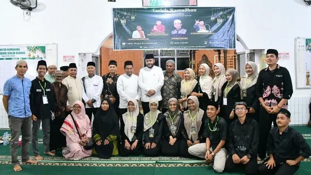 Wali Kota Padang Fadly Amran bersama Anggota DPRD Kota Padang, Rafdi pada kegiatan kegiatan Tahrib Ramadan 1447 Hijriah di Masjid Darul Ishlah Limau Manis, Pauh,  Minggu (15/2/2026).