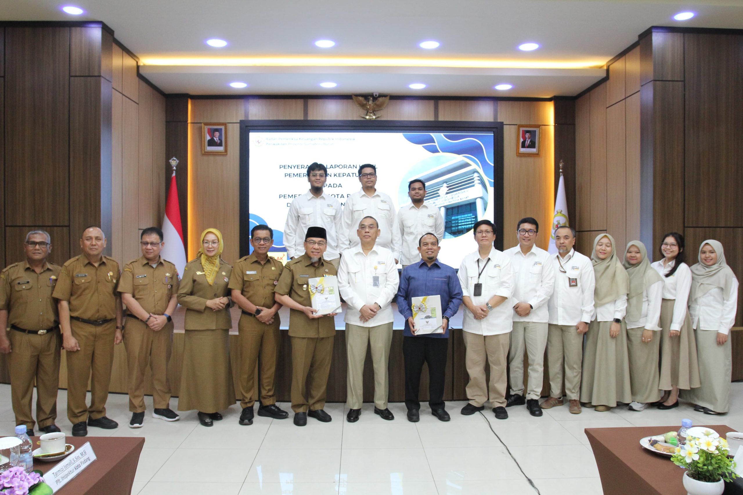 Ketua DPRD Kota Padang Muharlion bersama Wawako Maigus Nasir saat menerima LHP BPK APBD Tahun 2026.