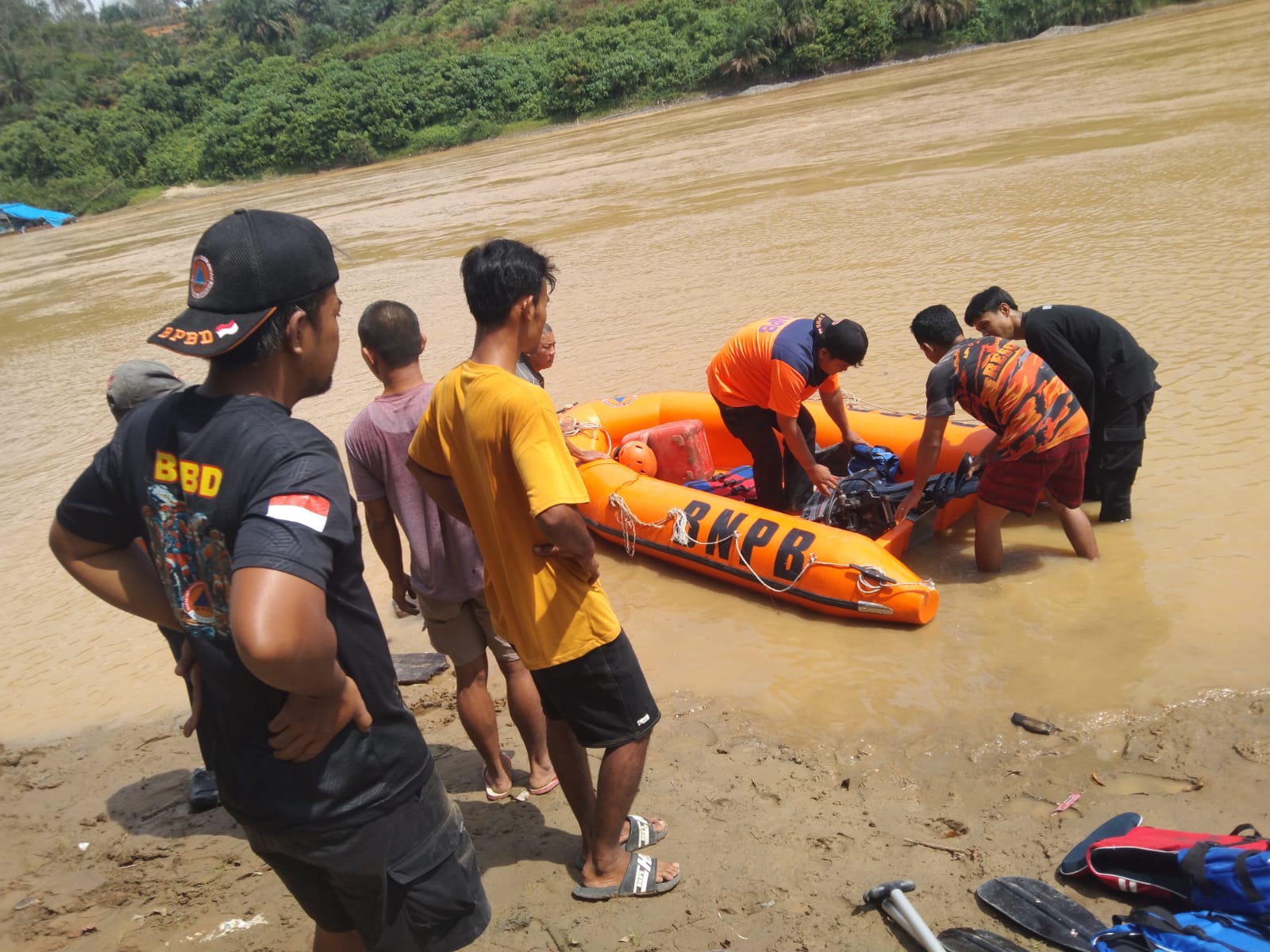 Tim BPBD dibantu masyarakat saat melaksanakan evakuasi terhadap Andre, yang dilaporkan hanyut terseret arus Batang Hari, Sabtu (07/02/2026)