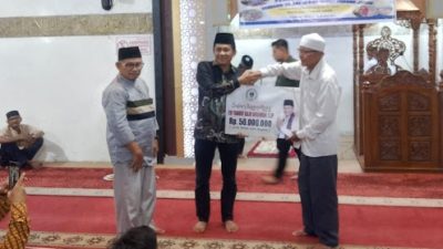 Wakil Ketua DPRD Sumbar, Evi Yandri Rajo Budiman tampak menyerahkan dana bantuan untuk pembangunan Mesjid Jabal Nur Seberang Padang dari Pemprov Sumbar yang diterima ketua Mesjid Jabal Nur.