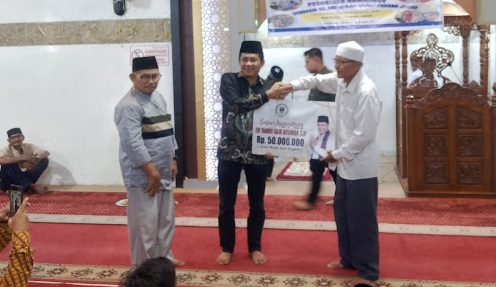 Wakil Ketua DPRD Sumbar, Evi Yandri Rajo Budiman tampak menyerahkan dana bantuan untuk pembangunan Mesjid Jabal Nur Seberang Padang dari Pemprov Sumbar yang diterima ketua Mesjid Jabal Nur.