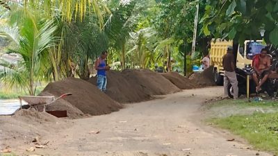 Kegiatan penambangan pasir yang berada di komplek perumahan dekat Jembatan Siteba, Kota Padang.