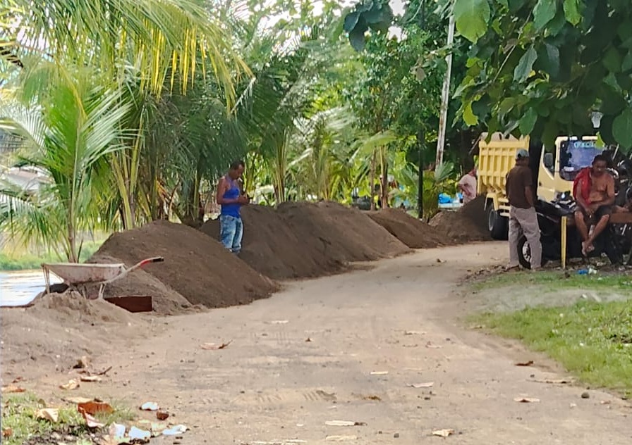 Kegiatan penambangan pasir yang berada di komplek perumahan dekat Jembatan Siteba, Kota Padang.