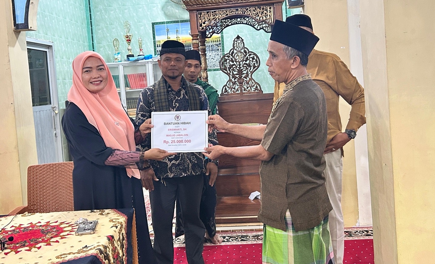 Anggota DPRD Kota Padang dari Erismiarti melaksanakan kegiatan Safari Ramadan di Masjid Jabaldin, Kelurahan Bukit Gado-gado, Kecamatan Padang Selatan, Sabtu (07/03/2026)
