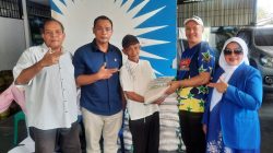 Anggota Fraksi PAN H. Yandra Yane,SE didampingi Mardiansyah, S.Kom saat menyerahkan bantuan beras secara simbolis kepada masyarakat, Kamis (12/03/2026).