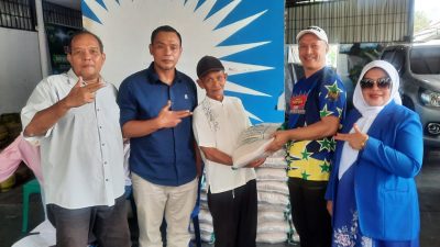 Anggota Fraksi PAN H. Yandra Yane,SE didampingi Mardiansyah, S.Kom saat menyerahkan bantuan beras secara simbolis kepada masyarakat, Kamis (12/03/2026).