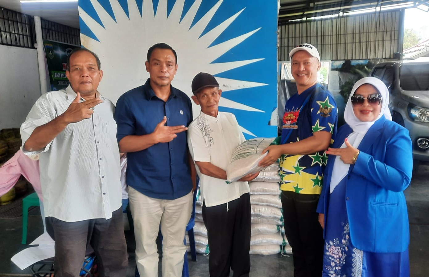 Anggota Fraksi PAN H. Yandra Yane,SE didampingi Mardiansyah, S.Kom saat menyerahkan bantuan beras secara simbolis kepada masyarakat, Kamis (12/03/2026).