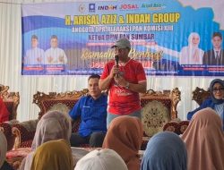 Anggota DPR-RI H. Arisal Azis saat menyerahkan bantuan beras di Kota Payakumbuh.