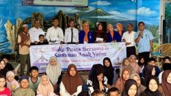 Wakil Pimpinan Bank Nagari Cabang Simpang Empat Fadjri Abdillah bersama anak yatim usai peringatan HUT ke 64 Bank Nagari, Senin (15/03/2026).