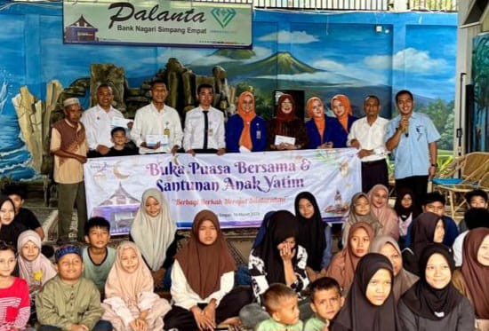 Wakil Pimpinan Bank Nagari Cabang Simpang Empat Fadjri Abdillah bersama anak yatim usai peringatan HUT ke 64 Bank Nagari, Senin (15/03/2026).