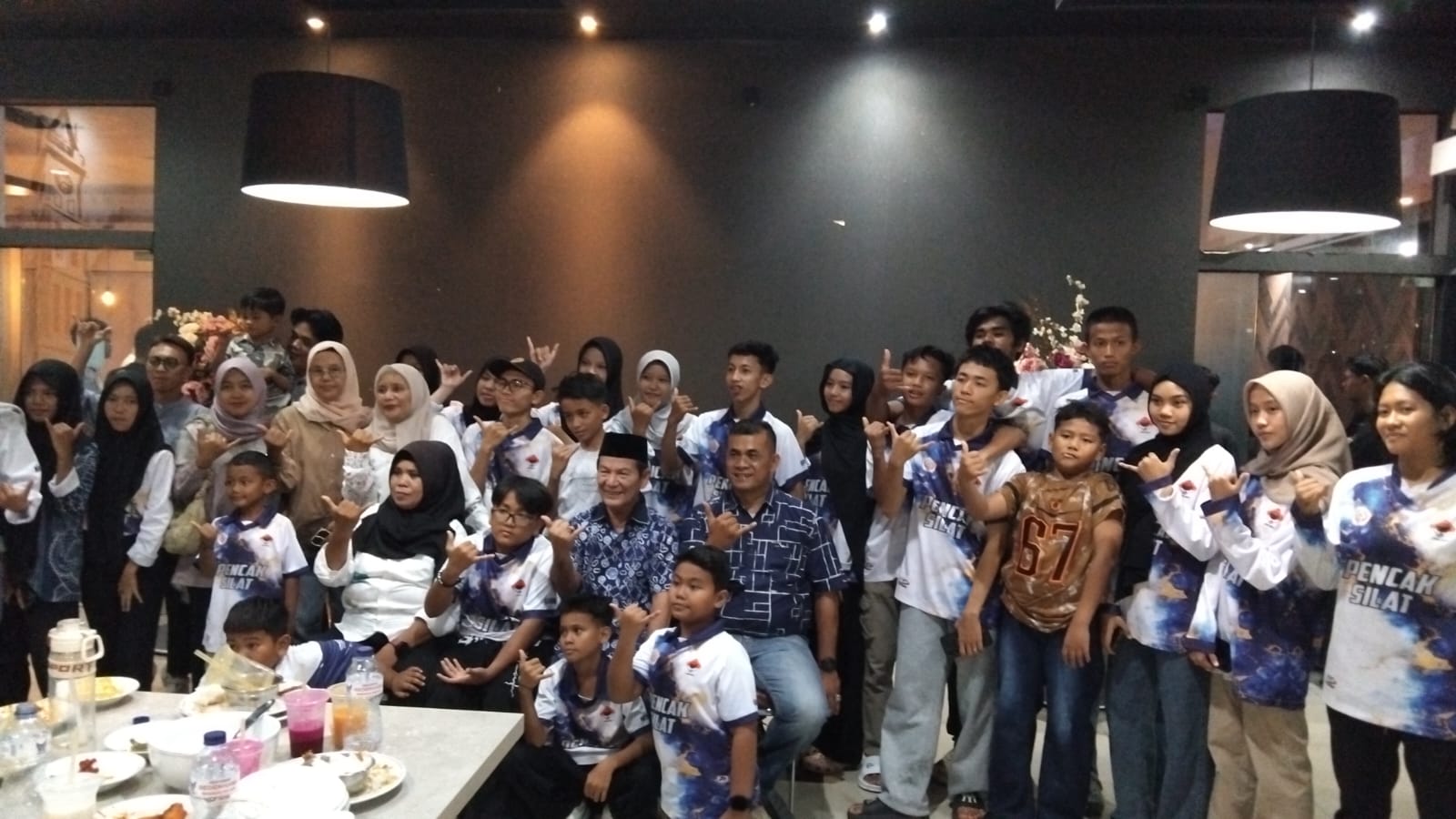 Wakil Ketua DPRD Kota Padang, Osman Ayub, menggelar acara buka puasa bersama dengan keluarga besar Perguruan Pencak Silat Surya Sakti di Restoran Sederhana, Sabtu (14/03/2026).