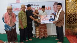 Anggota DPRD Kota Padang Hendrizal saat menyerahkan bantuan kepada pengurus Masjid Al-Muttaqin, Jalan Biduri Raya, Pegambiran Ampalu Nan XX.