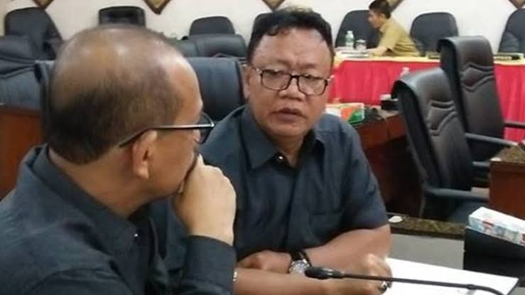 Ketua Fraksi PDIP-PPP DPRD Kota Padang, Wismar Pandjaitan saat berdiskusi dengan sesama Anggoat DPRD.