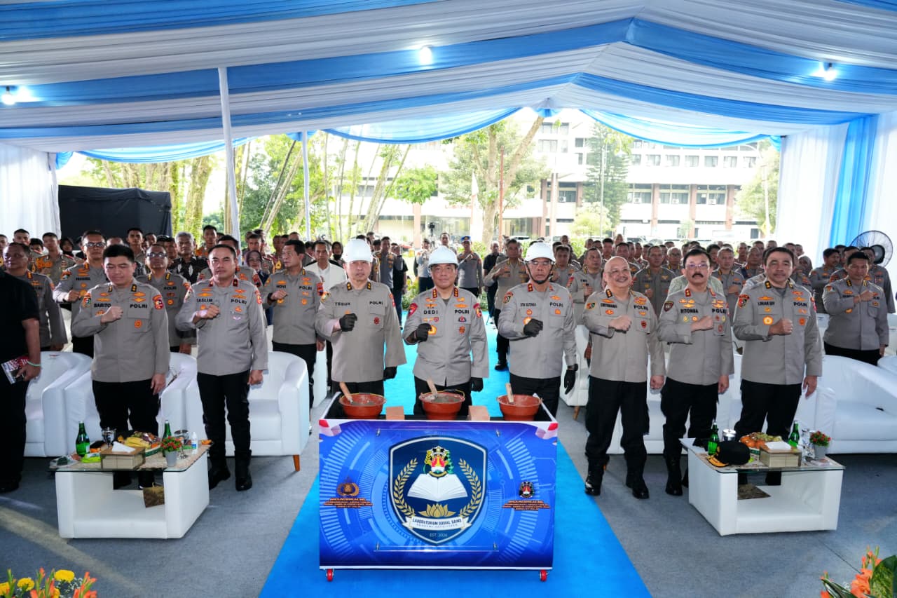 Foto versama usai peresmian groudbreaking pembangunan Labor Sosial Sains Polri di Akpol Lemdiklat Polri, Semarang, Senin (30/03/2026).