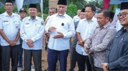 Gubernur Sumbar Mahyeldi bersama Kepala SMKN 1 Sasak Ranah Pasisia saat peletakan batu pertama pembangunan relokasi gedung sekolah tersebut, Rabu (11/03/2026).