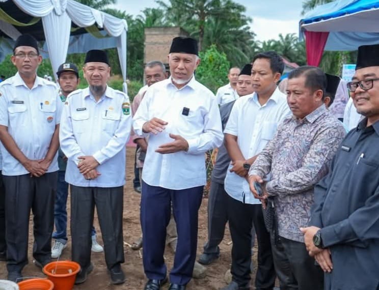 Gubernur Sumbar Mahyeldi bersama Kepala SMKN 1 Sasak Ranah Pasisia saat peletakan batu pertama pembangunan relokasi gedung sekolah tersebut, Rabu (11/03/2026).