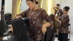 Karyawan Harajaku Salon saat melayani customer.