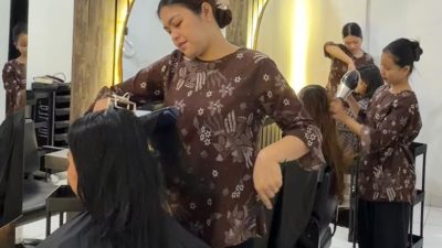 Karyawan Harajaku Salon saat melayani customer.