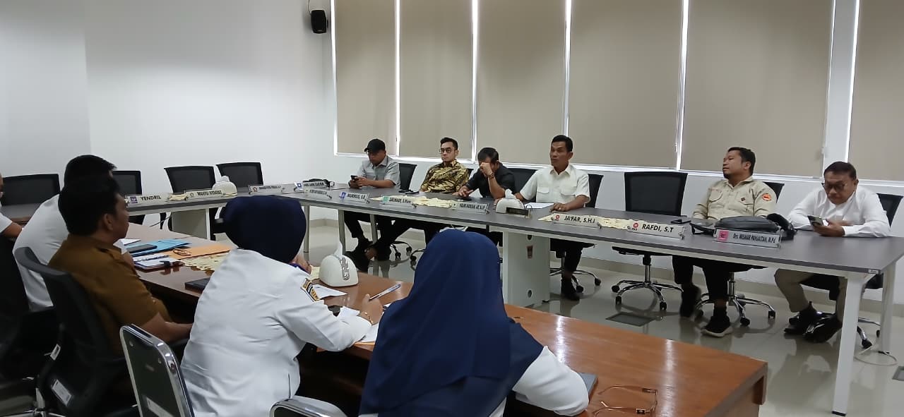 Komisi III DPRD Padang saat melakukan Hearing dengan Pemko Padang terkait polemik parkir di Pantai Padang.