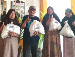JNE Ampang Salurkan Paket Sembako Gratis untuk Masyarakat Kurang Mampu