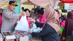 Kapolres Pasaman Barat AKBP Agung Tribawanto saat melayani masyarakat di Gerakan Pangan Pasar Murah di halaman Polres Pasaman Barat, Sabtu (14/03/2026).