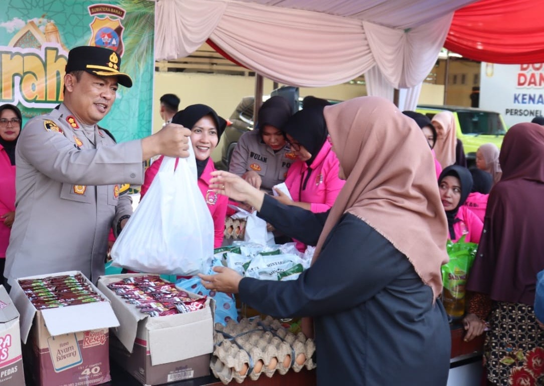 Kapolres Pasaman Barat AKBP Agung Tribawanto saat melayani masyarakat di Gerakan Pangan Pasar Murah di halaman Polres Pasaman Barat, Sabtu (14/03/2026).