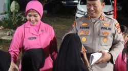 Kapolres Pasaman Barat AKBP Agung Tribawanto bersama Ketua Bhayangkari Ny. Panca Agung menyerahkan bantuan sosial kepada anak yatim di Panti Asuhan Yayasan Bunda Berbagi, Nagari Lingkuang Aua.