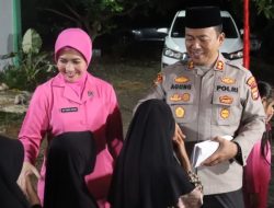 Kapolres dan Ketua Bhayangkari Santuni Anak Yatim