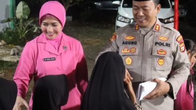 Kapolres Pasaman Barat AKBP Agung Tribawanto bersama Ketua Bhayangkari Ny. Panca Agung menyerahkan bantuan sosial kepada anak yatim di Panti Asuhan Yayasan Bunda Berbagi, Nagari Lingkuang Aua.