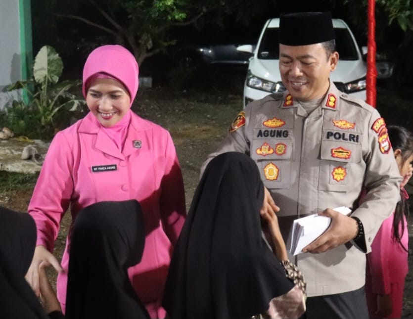 Kapolres Pasaman Barat AKBP Agung Tribawanto bersama Ketua Bhayangkari Ny. Panca Agung menyerahkan bantuan sosial kepada anak yatim di Panti Asuhan Yayasan Bunda Berbagi, Nagari Lingkuang Aua.