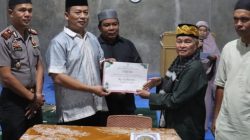Kapolres Pasaman Barat AKBP. Agung Tribawanto saat menyerahkan bantuan Tim Safari Ramadan di Masjid Nurul Ikhlas Jorong Sungai Paku, Nagari Ampek Koto, Kecamatan Kinali, Selasa (3/3).