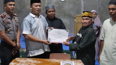 Kapolres Pasaman Barat AKBP. Agung Tribawanto saat menyerahkan bantuan Tim Safari Ramadan di Masjid Nurul Ikhlas Jorong Sungai Paku, Nagari Ampek Koto, Kecamatan Kinali, Selasa (3/3).