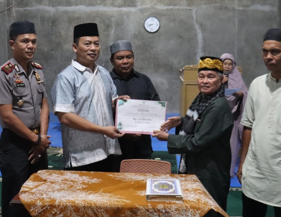 Kapolres Pasaman Barat AKBP. Agung Tribawanto saat menyerahkan bantuan Tim Safari Ramadan di Masjid Nurul Ikhlas Jorong Sungai Paku, Nagari Ampek Koto, Kecamatan Kinali, Selasa (3/3).