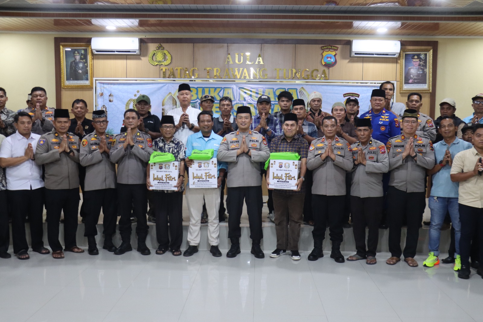 Kapolres Pasaman Barat AKBP Agung Tribawanto bersama wartawan yang bertugas di Pasaman Barat usai Buka Puasa Bersama, rabu (11/03/2026).