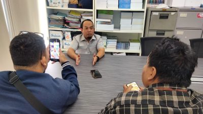 Ketua DPRD Padang Muharlion ketika memberikan keterangan kepada Wartawan