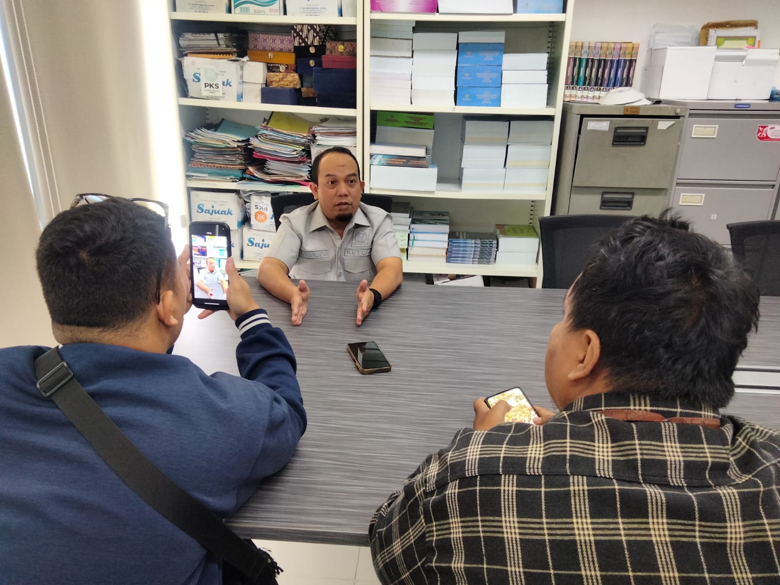 Ketua DPRD Padang Muharlion ketika memberikan keterangan kepada Wartawan