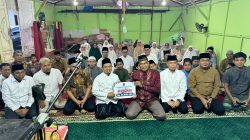 Ketua DPRD Kota Padang Muharlion bersama Jamah Musala Nurul Iman Bungo Pasang.